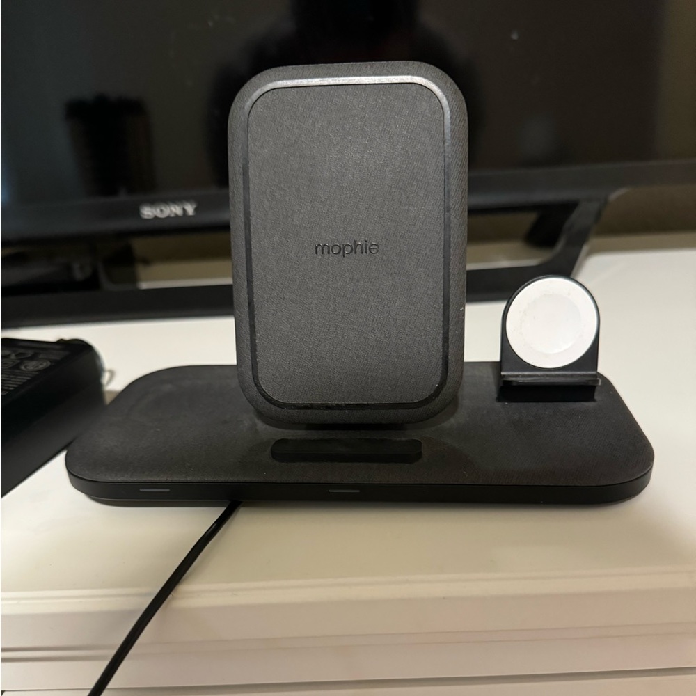 Mophie 3-1 Wireless charger charges iPhone, Apple Watch and AirPods